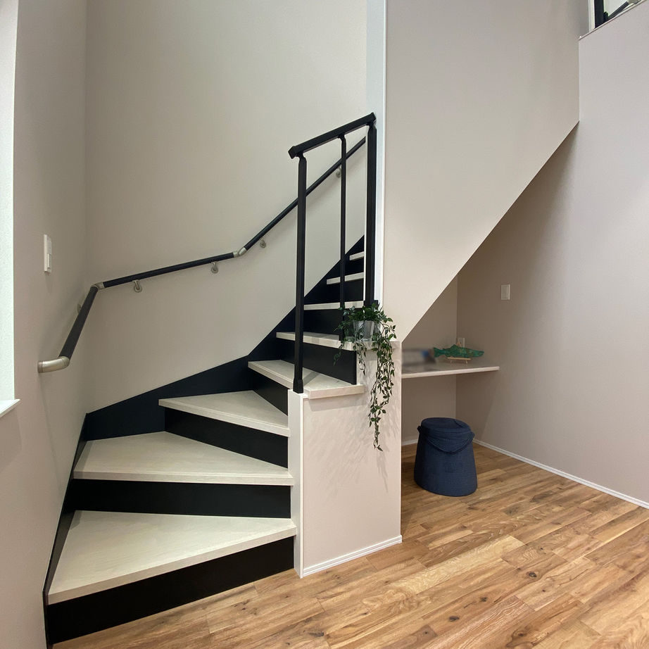 日沼工務店 【2000～2499万円】広く明るく、開放的なリビング。上部の吹抜窓から見える青空が外とのつながりを演出の建築実例画像5