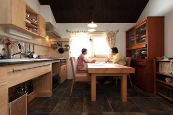 無添加住宅 【宮城/自然素材/インナーガレージ/間取り図有】床壁天井から断熱素材まで自然素材の空気が気持ちいい家の建築実例画像2