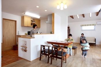 無添加住宅 【熊本/自然素材/子育て/漆喰/2階建て】経年変化が楽しめる、何十年も先の満足を叶える住まいの建築実例画像2