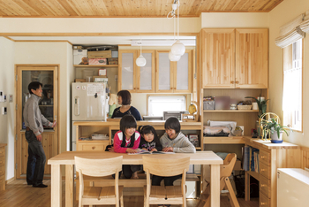 次世代の家　門目建設 「商売っ気の無い所が信頼に繋がった」自然素材と造作家具に囲まれた家の建築実例画像3