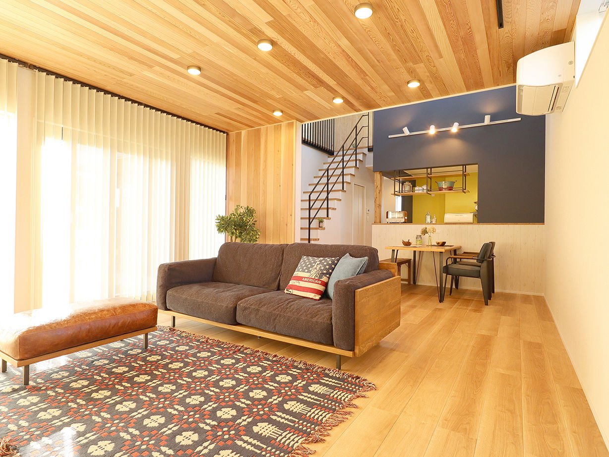 メゾンデザイン工房 ナチュラルさとかっこよさの融合。全開口サッシで外に、吹き抜けで2階に広がる、開放的な住まいの建築実例画像2