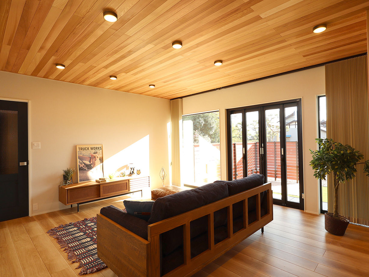 メゾンデザイン工房 ナチュラルさとかっこよさの融合。全開口サッシで外に、吹き抜けで2階に広がる、開放的な住まいの建築実例画像3