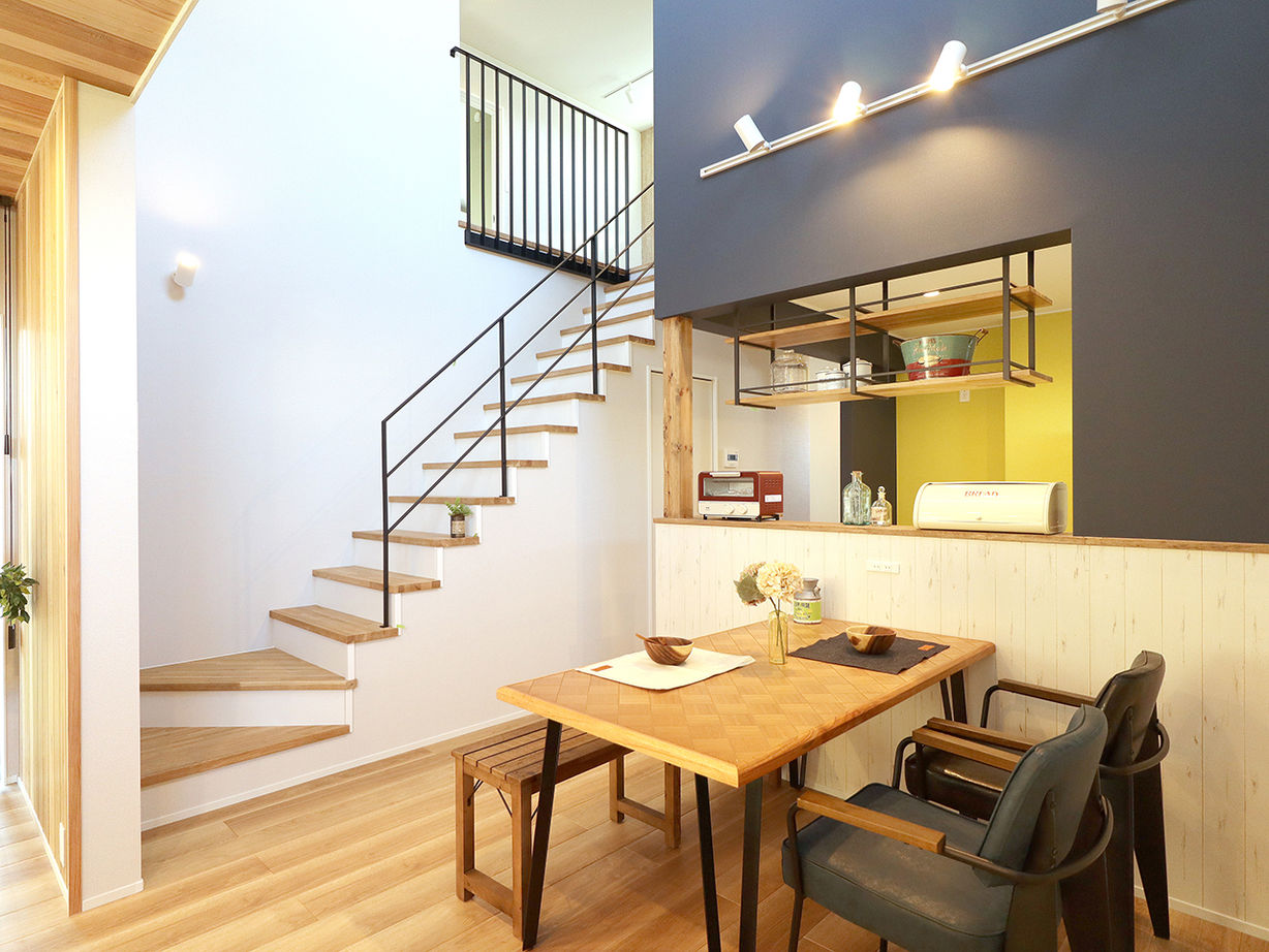 メゾンデザイン工房 ナチュラルさとかっこよさの融合。全開口サッシで外に、吹き抜けで2階に広がる、開放的な住まいの建築実例画像4