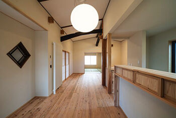 hoku archidesign 【間取図有｜4000万円以上｜4LDK｜平屋｜建築家と建てる】古材や古建具も活かしたT字型の二世帯住宅の建築実例画像2