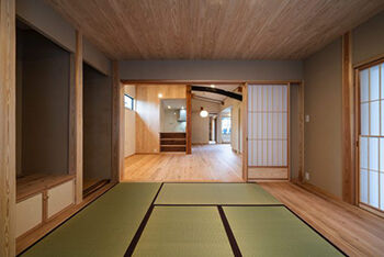 hoku archidesign 【間取図有｜4000万円以上｜4LDK｜平屋｜建築家と建てる】古材や古建具も活かしたT字型の二世帯住宅の建築実例画像4