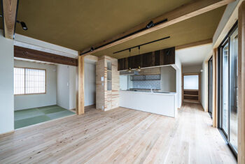 hoku archidesign 【間取図有｜3500～3999万円｜4LDK｜建築家と建てる】手塗りの左官仕上げがかっこいい二世帯住宅の建築実例画像2