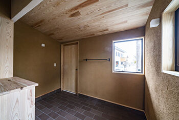 hoku archidesign 【間取図有｜3500～3999万円｜4LDK｜建築家と建てる】手塗りの左官仕上げがかっこいい二世帯住宅の建築実例画像9