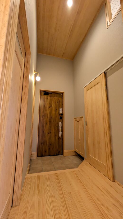 【置賜エリア】羽山総合建設 【山形県高畠町/ZEH/スキップフロア】無垢材の香りに包まれながら、趣味を楽しめる住まいの建築実例画像2