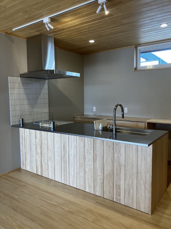 【置賜エリア】羽山総合建設 【山形県高畠町/ZEH/スキップフロア】無垢材の香りに包まれながら、趣味を楽しめる住まいの建築実例画像3