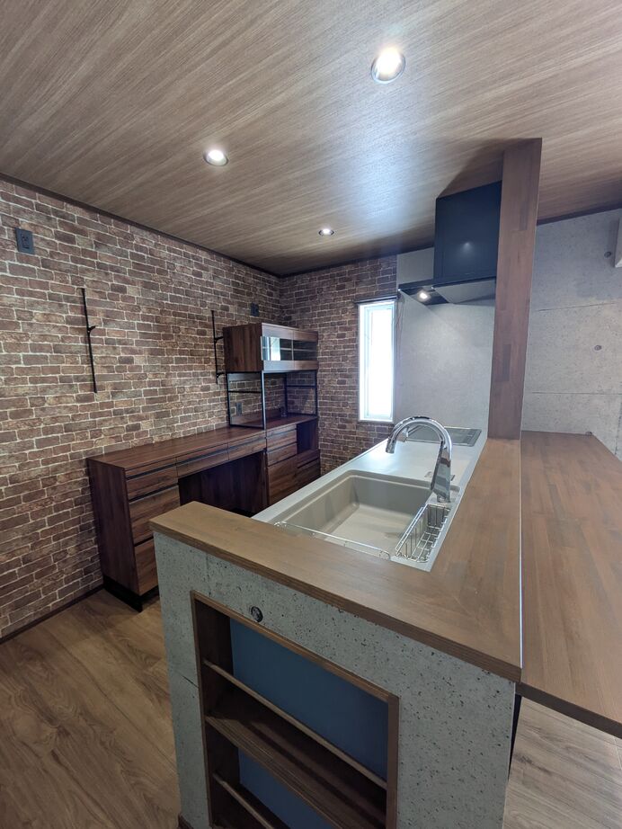 【置賜エリア】羽山総合建設 アメリカンヴィンテージを意識したLDK。カフェバーのようなキッチンがあるこだわりの住まいの建築実例画像2