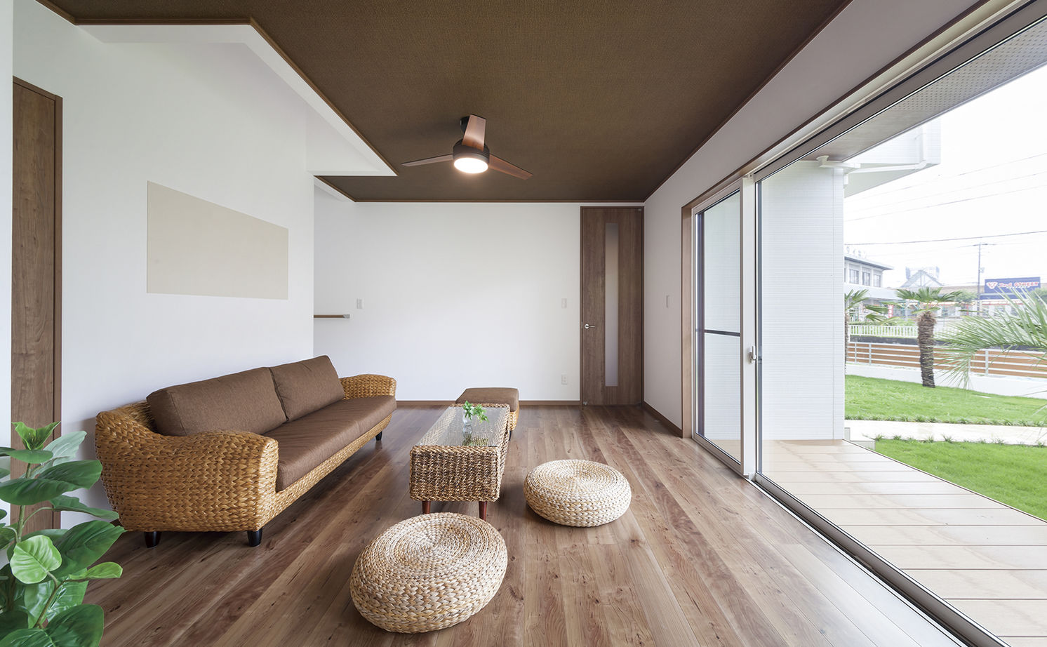 コタエルハウス（山岸工業） 【1500万円以下/30坪台/箱型/吹抜/土地探し】明るく開放的な大開口窓。庭と繋がるアジアンリゾート風ハウスの建築実例画像2