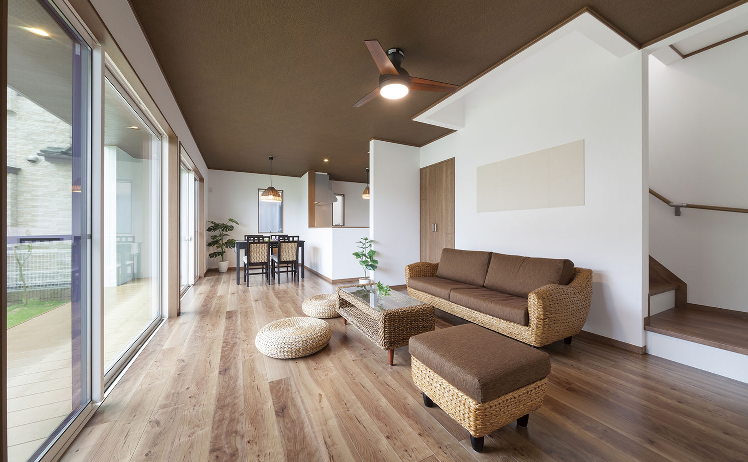 コタエルハウス（山岸工業） 【1500万円以下/30坪台/箱型/吹抜/土地探し】明るく開放的な大開口窓。庭と繋がるアジアンリゾート風ハウスの建築実例画像3