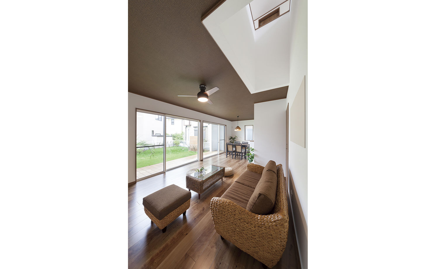 コタエルハウス（山岸工業） 【1500万円以下/30坪台/箱型/吹抜/土地探し】明るく開放的な大開口窓。庭と繋がるアジアンリゾート風ハウスの建築実例画像4