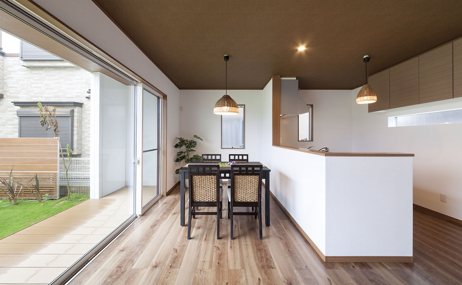 コタエルハウス（山岸工業） 【1500万円以下/30坪台/箱型/吹抜/土地探し】明るく開放的な大開口窓。庭と繋がるアジアンリゾート風ハウスの建築実例画像5