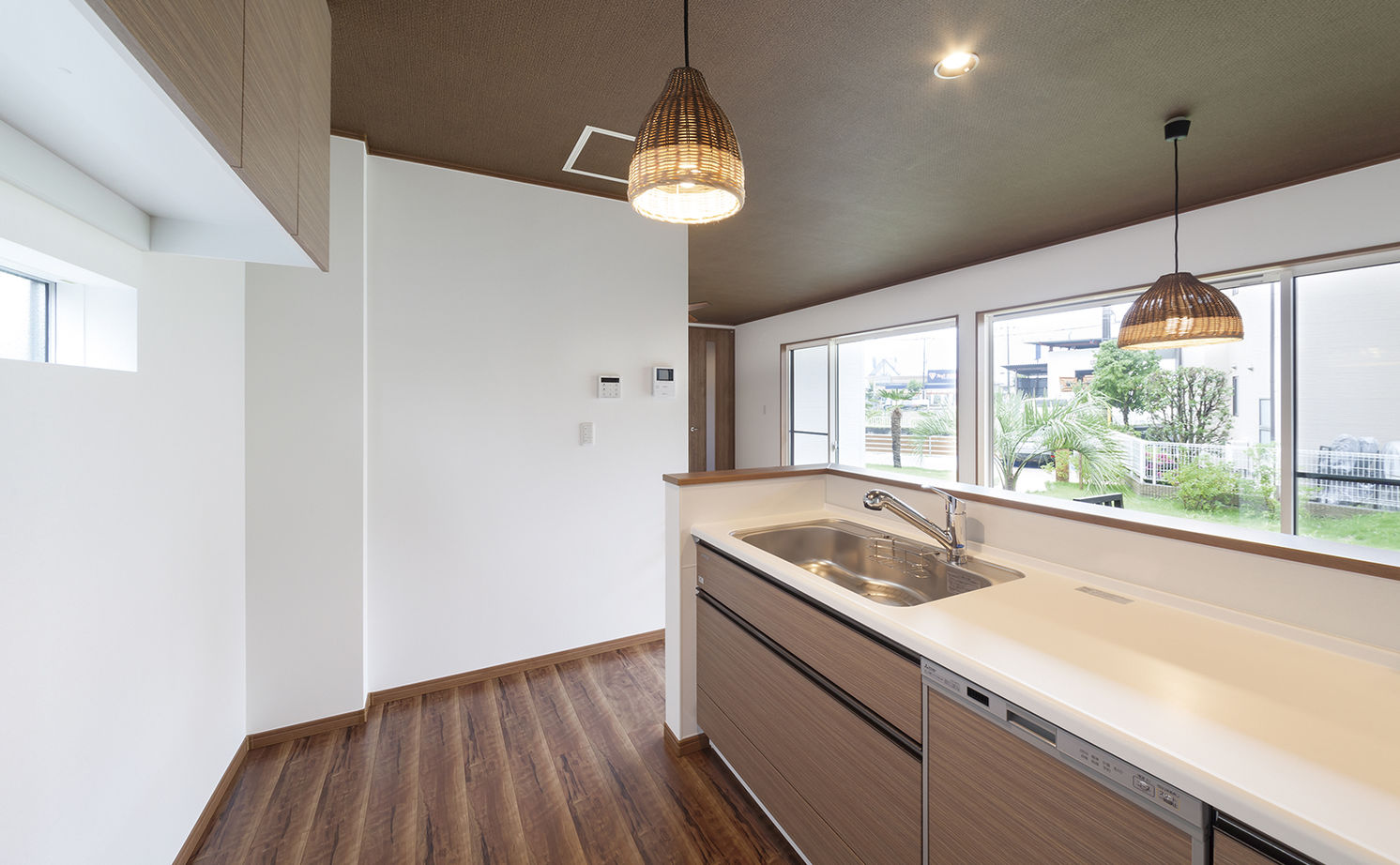 コタエルハウス（山岸工業） 【1500万円以下/30坪台/箱型/吹抜/土地探し】明るく開放的な大開口窓。庭と繋がるアジアンリゾート風ハウスの建築実例画像6