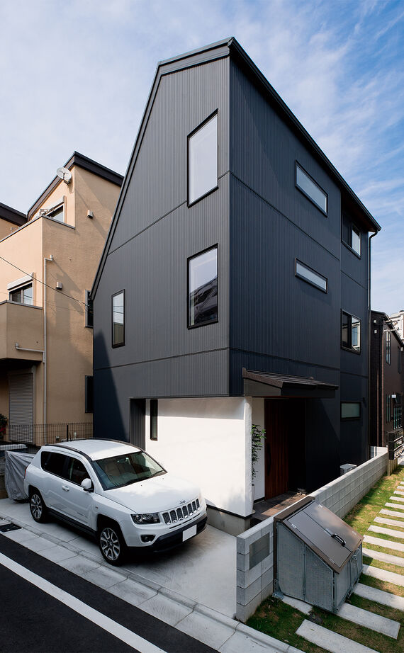 YAZAWALUMBER｜狭小特化 【敷地19坪/3階建て/収納】空間を生かした、壁に造作本棚のアイデア！狭小地で理想の住まいを実現した家の建築実例画像2