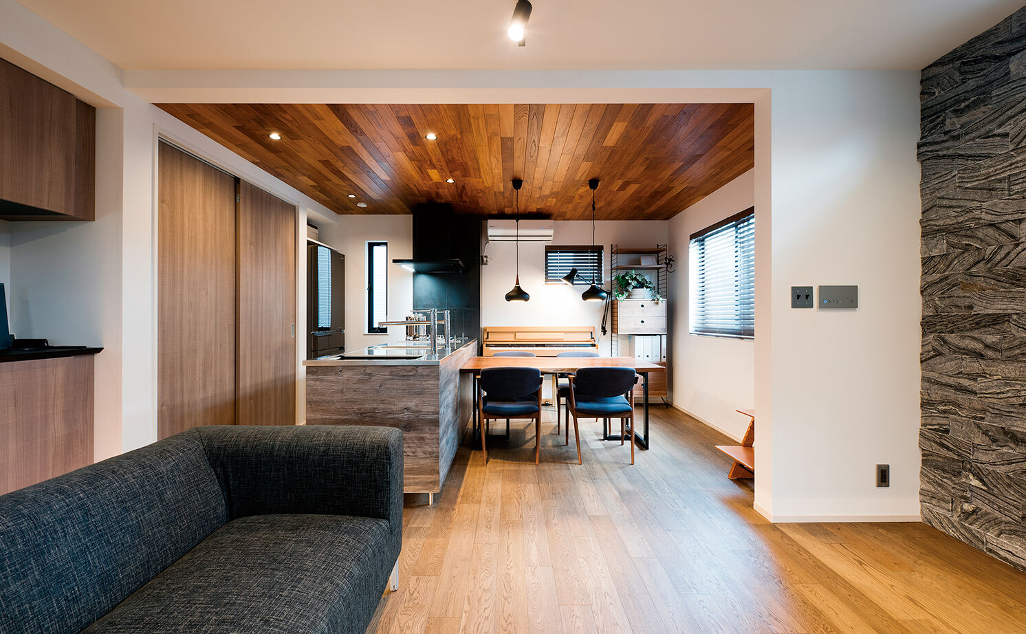 YAZAWALUMBER｜狭小特化 【敷地19坪/3階建て/収納】空間を生かした、壁に造作本棚のアイデア！狭小地で理想の住まいを実現した家の建築実例画像3