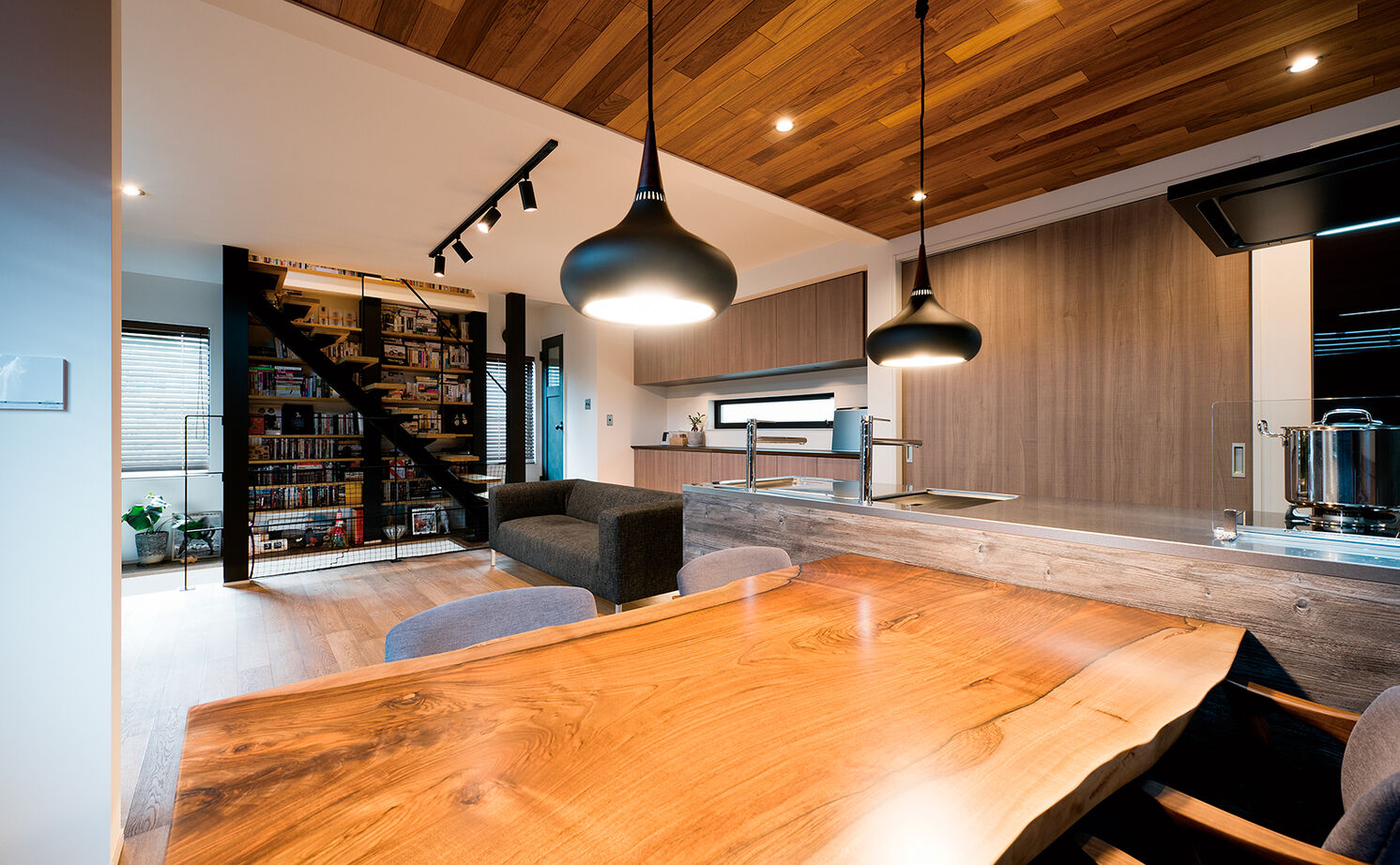 YAZAWALUMBER｜狭小特化 【敷地19坪/3階建て/収納】空間を生かした、壁に造作本棚のアイデア！狭小地で理想の住まいを実現した家の建築実例画像4