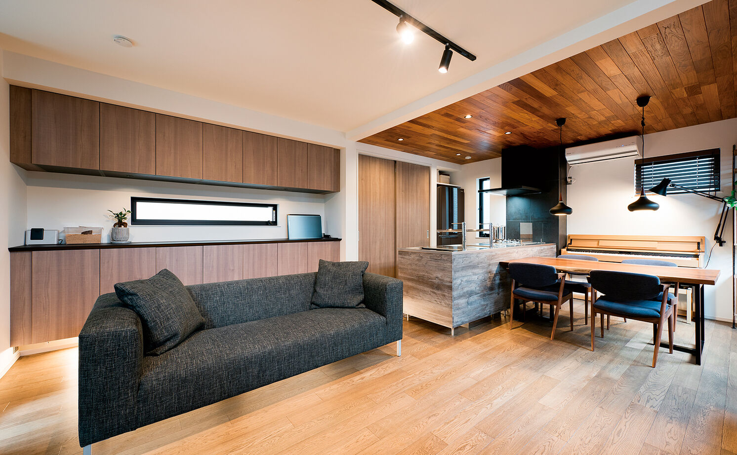 YAZAWALUMBER｜狭小特化 【敷地19坪/3階建て/収納】空間を生かした、壁に造作本棚のアイデア！狭小地で理想の住まいを実現した家の建築実例画像5