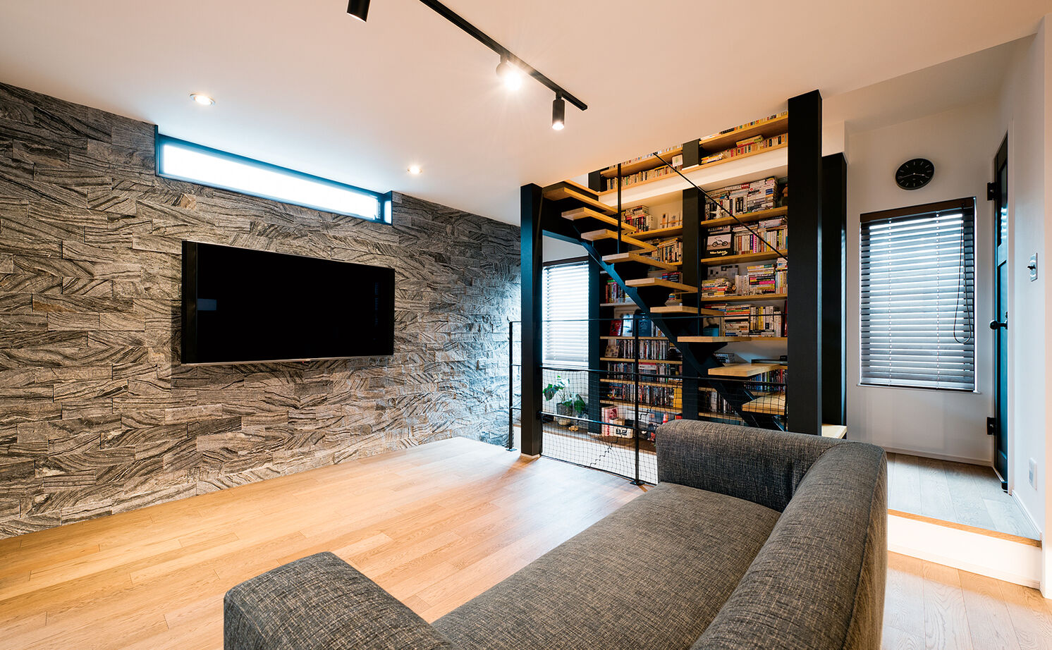 YAZAWALUMBER｜狭小特化 【敷地19坪/3階建て/収納】空間を生かした、壁に造作本棚のアイデア！狭小地で理想の住まいを実現した家の建築実例画像6