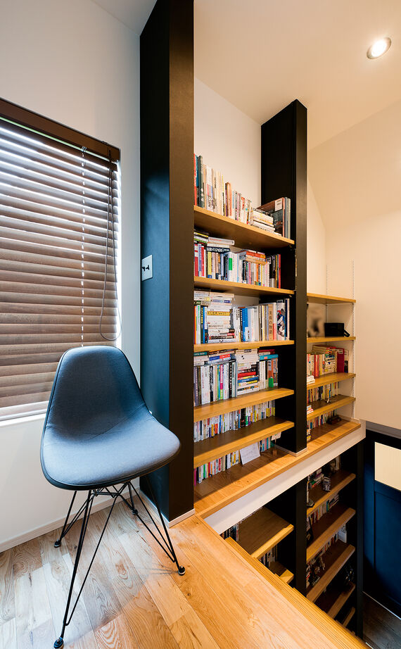 YAZAWALUMBER｜狭小特化 【敷地19坪/3階建て/収納】空間を生かした、壁に造作本棚のアイデア！狭小地で理想の住まいを実現した家の建築実例画像7