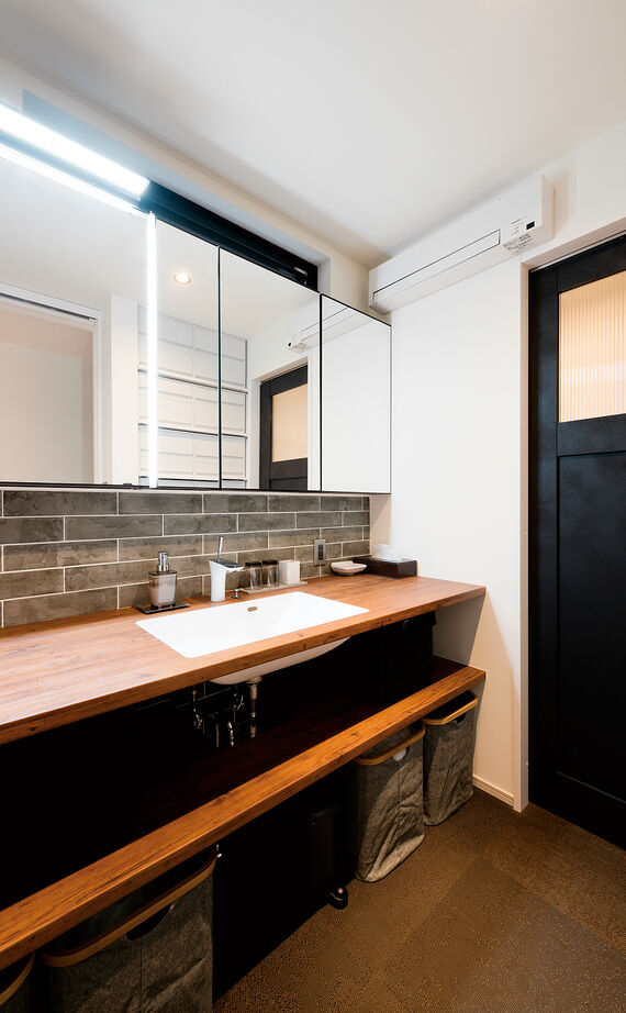 YAZAWALUMBER｜狭小特化 【敷地19坪/3階建て/収納】空間を生かした、壁に造作本棚のアイデア！狭小地で理想の住まいを実現した家の建築実例画像8