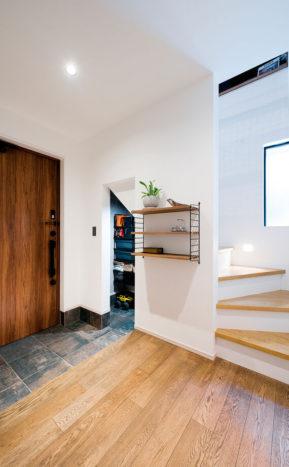 YAZAWALUMBER｜狭小特化 【敷地19坪/3階建て/収納】空間を生かした、壁に造作本棚のアイデア！狭小地で理想の住まいを実現した家の建築実例画像9