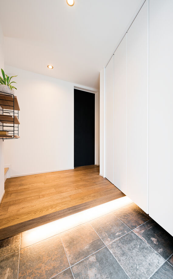 YAZAWALUMBER｜狭小特化 【敷地19坪/3階建て/収納】空間を生かした、壁に造作本棚のアイデア！狭小地で理想の住まいを実現した家の建築実例画像10