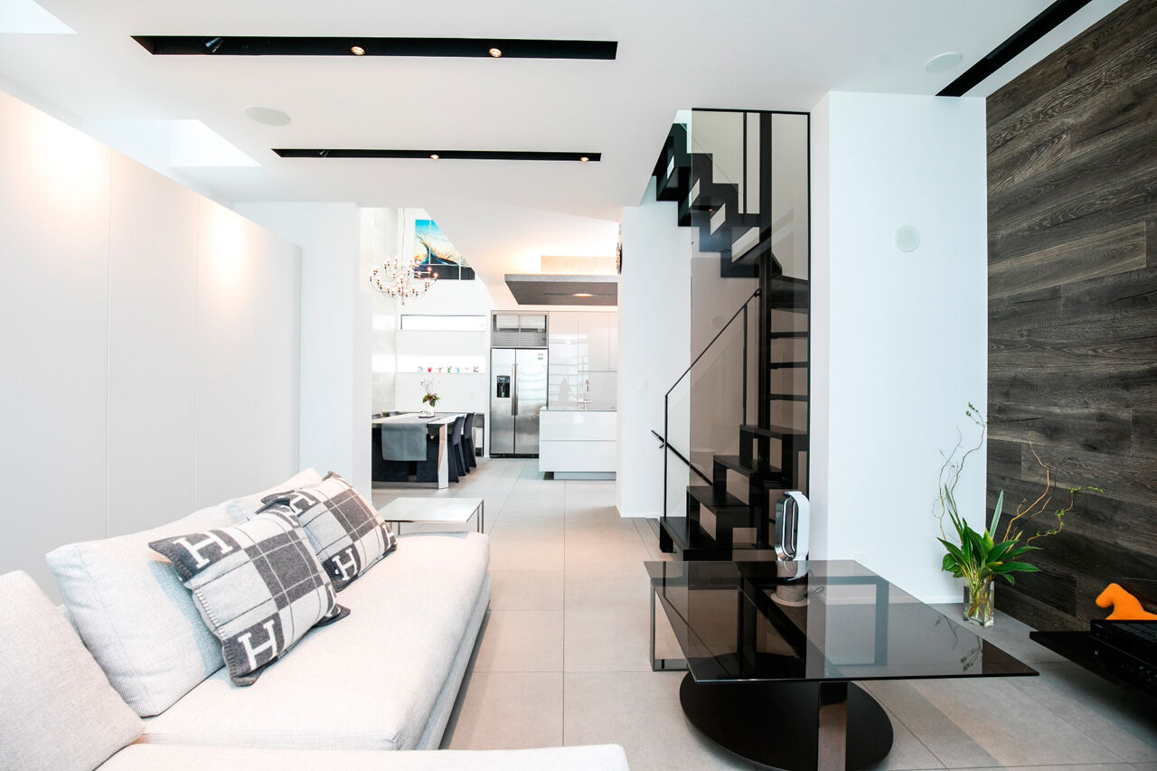 YAZAWALUMBER｜狭小特化 【敷地31坪/3階建て/吹き抜け】上質感あるデザインと光を楽しむ、都心型モダンハウスの建築実例画像3