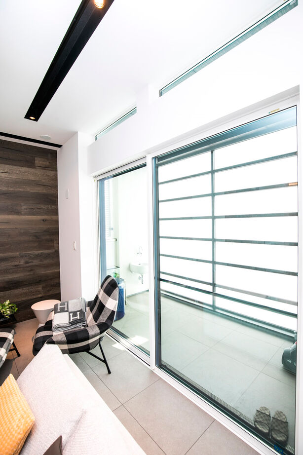 YAZAWALUMBER｜狭小特化 【敷地31坪/3階建て/吹き抜け】上質感あるデザインと光を楽しむ、都心型モダンハウスの建築実例画像7