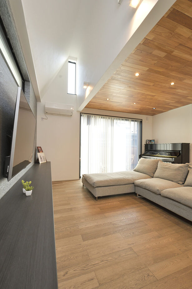 YAZAWALUMBER｜狭小特化 【敷地25坪/3階建て/ビルトインガレージ/3000万円台】2階リビングには吹き抜けもある狭小住宅の建築実例画像2