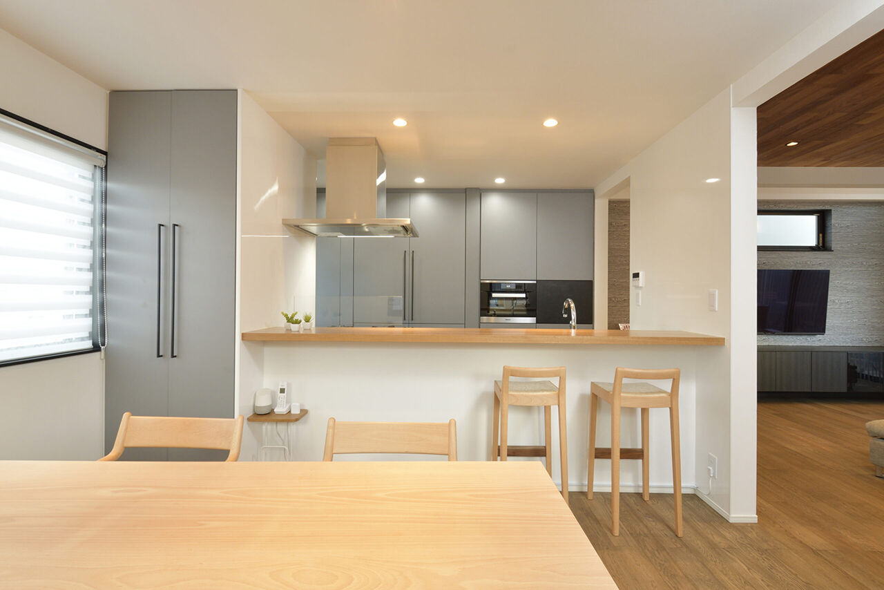 YAZAWALUMBER｜狭小特化 【敷地25坪/3階建て/ビルトインガレージ/3000万円台】2階リビングには吹き抜けもある狭小住宅の建築実例画像4