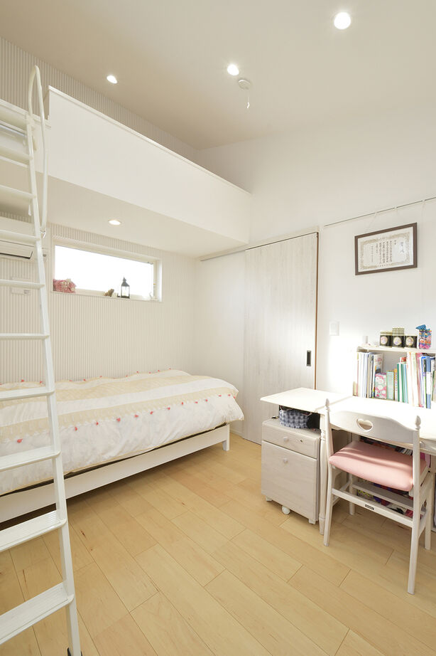 YAZAWALUMBER｜狭小特化 【敷地25坪/3階建て/ビルトインガレージ/3000万円台】2階リビングには吹き抜けもある狭小住宅の建築実例画像6