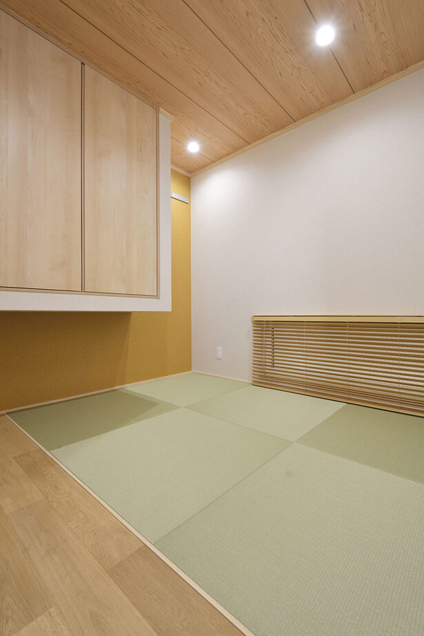 YAZAWALUMBER｜狭小特化 【敷地25坪/3階建て/ビルトインガレージ/3000万円台】2階リビングには吹き抜けもある狭小住宅の建築実例画像7