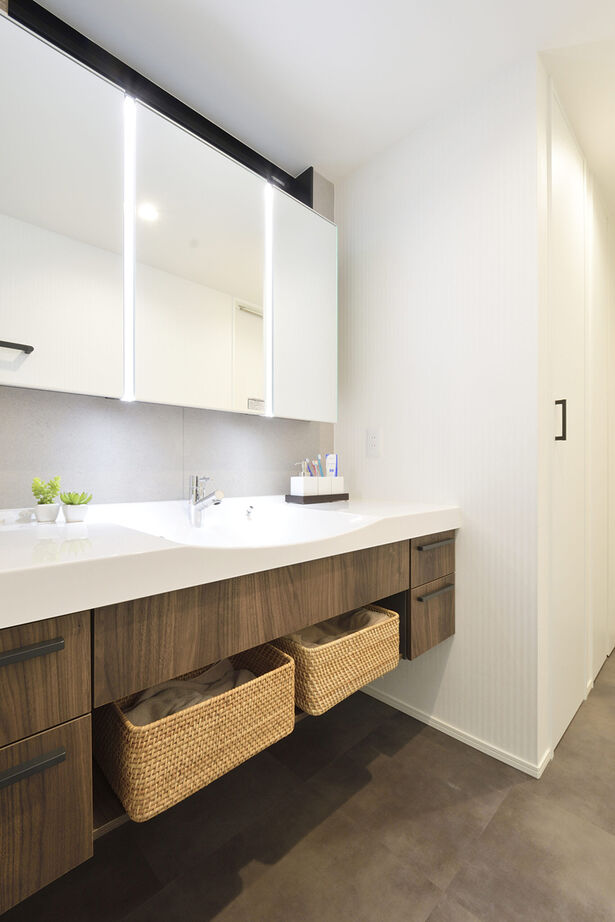 YAZAWALUMBER｜狭小特化 【敷地25坪/3階建て/ビルトインガレージ/3000万円台】2階リビングには吹き抜けもある狭小住宅の建築実例画像8