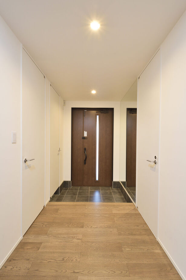 YAZAWALUMBER｜狭小特化 【敷地25坪/3階建て/ビルトインガレージ/3000万円台】2階リビングには吹き抜けもある狭小住宅の建築実例画像9