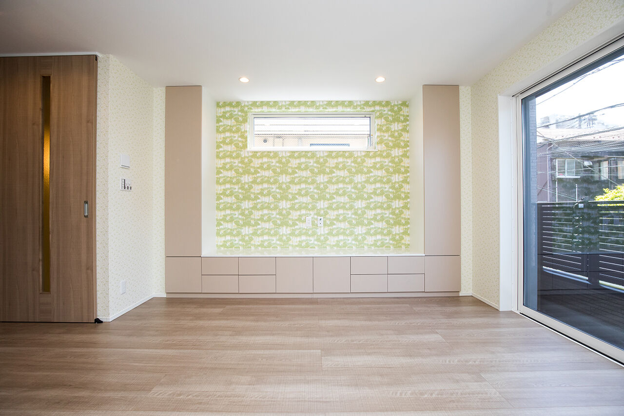 YAZAWALUMBER｜狭小特化 【敷地21坪/3階建て/2000万円台】格子が和を感じさせる、木目調×石調の素材感が素敵なモダンハウスの建築実例画像2