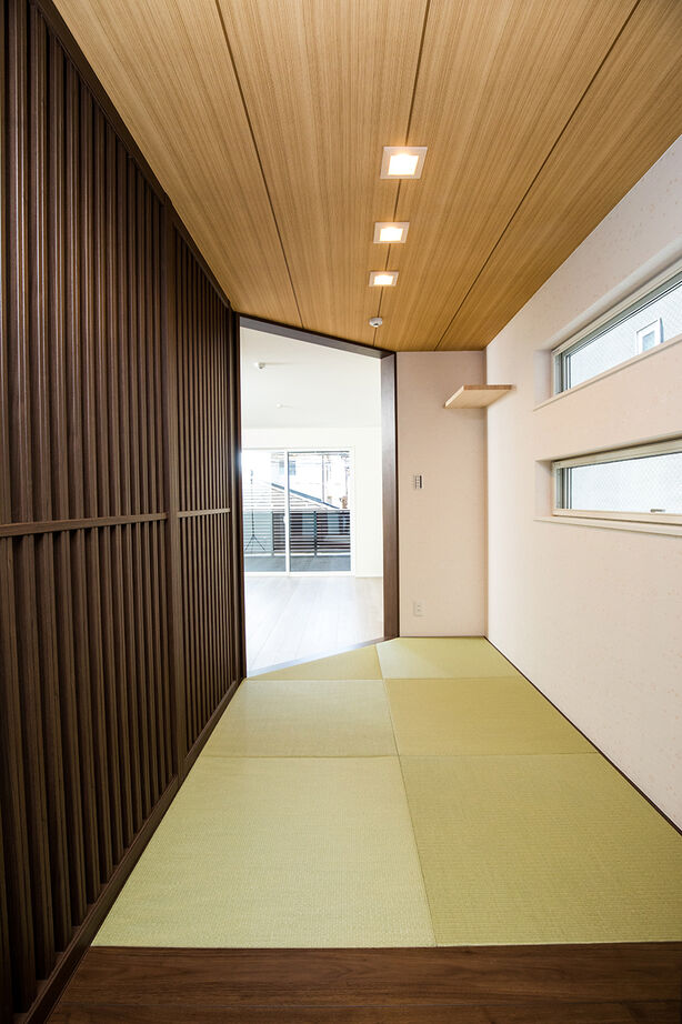 YAZAWALUMBER｜狭小特化 【敷地21坪/3階建て/2000万円台】格子が和を感じさせる、木目調×石調の素材感が素敵なモダンハウスの建築実例画像3