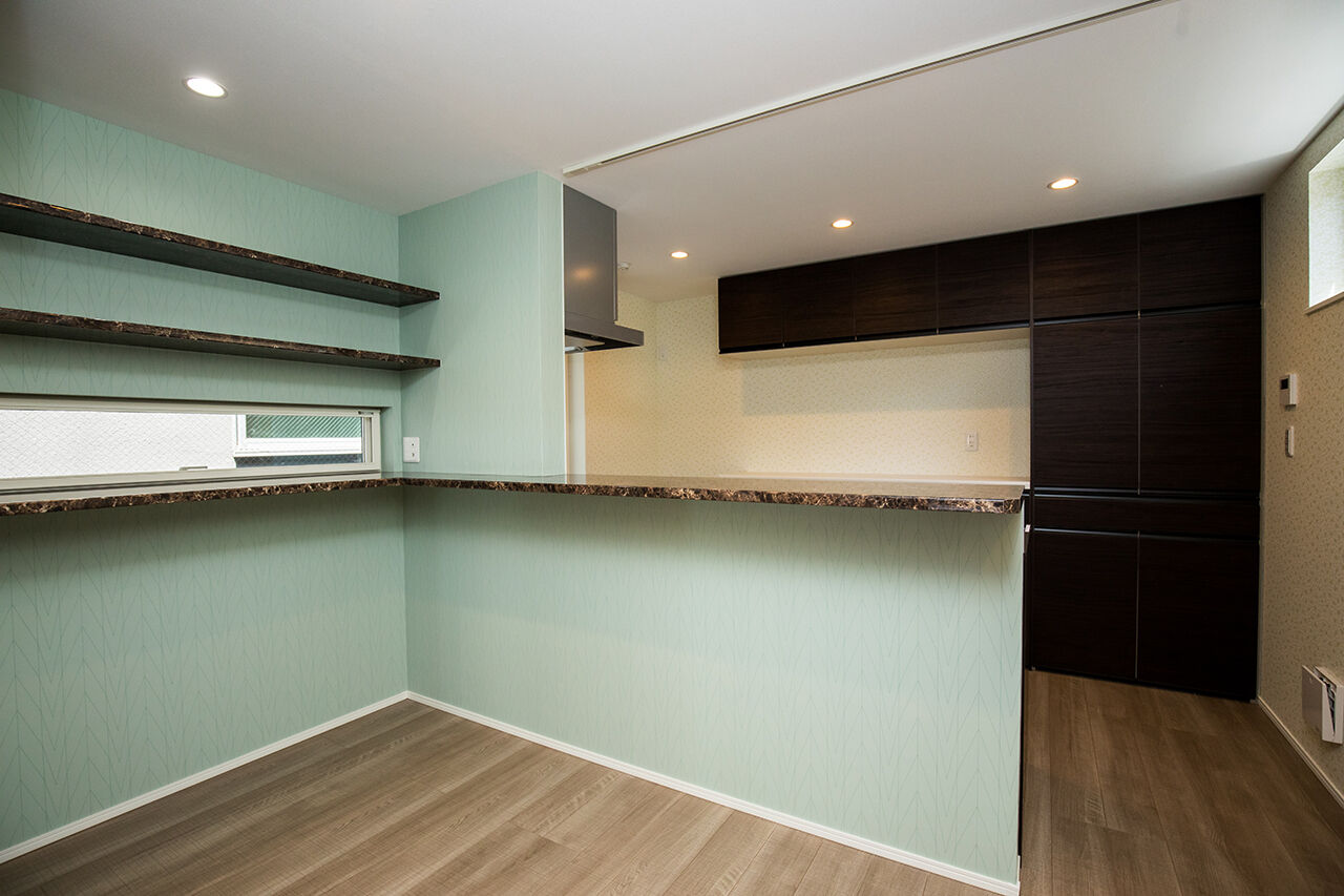 YAZAWALUMBER｜狭小特化 【敷地21坪/3階建て/2000万円台】格子が和を感じさせる、木目調×石調の素材感が素敵なモダンハウスの建築実例画像4