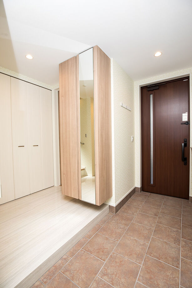 YAZAWALUMBER｜狭小特化 【敷地21坪/3階建て/2000万円台】格子が和を感じさせる、木目調×石調の素材感が素敵なモダンハウスの建築実例画像6