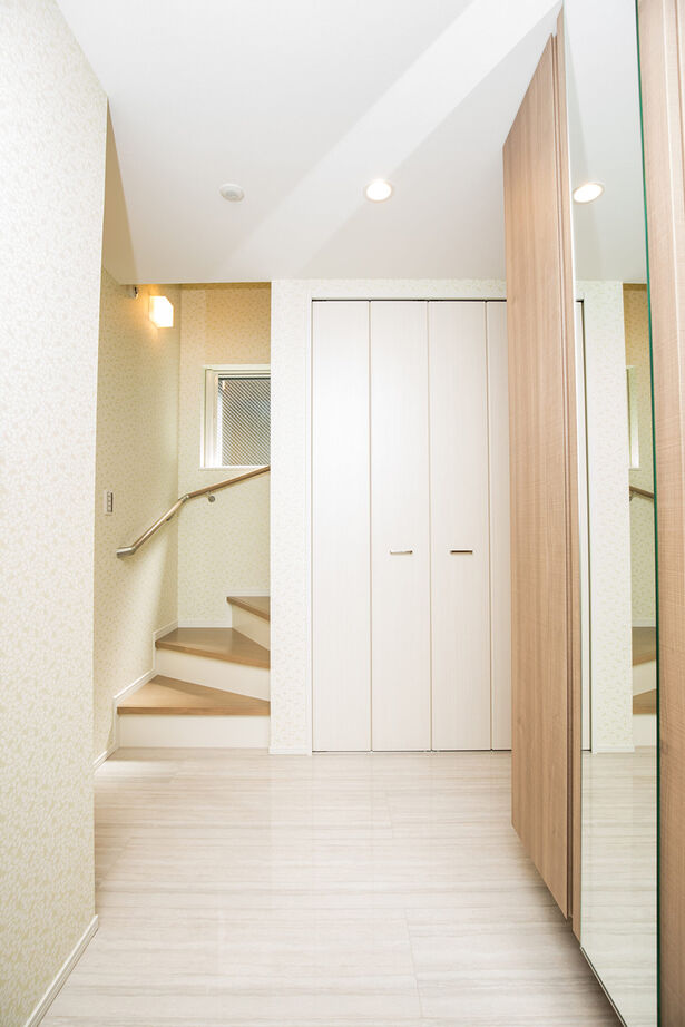 YAZAWALUMBER｜狭小特化 【敷地21坪/3階建て/2000万円台】格子が和を感じさせる、木目調×石調の素材感が素敵なモダンハウスの建築実例画像8