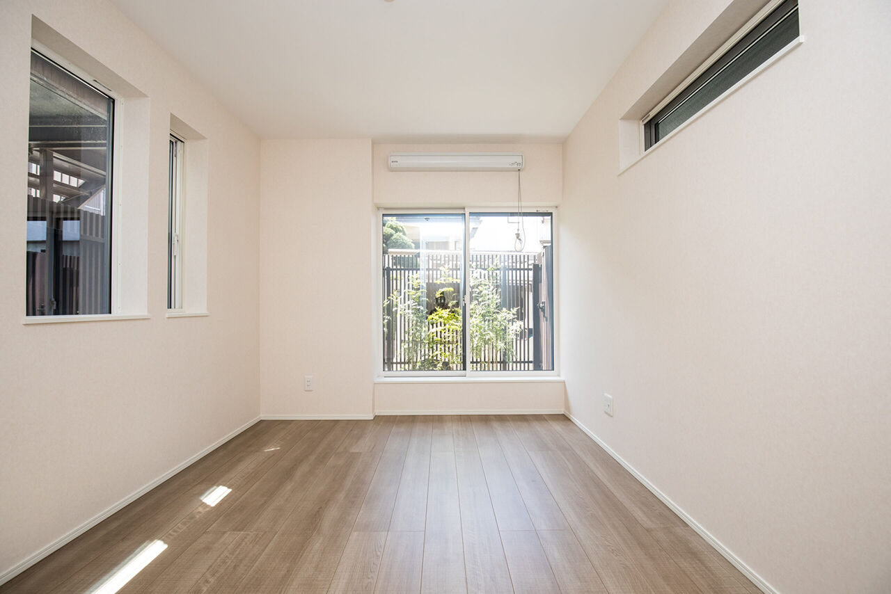 YAZAWALUMBER｜狭小特化 【敷地21坪/3階建て/2000万円台】格子が和を感じさせる、木目調×石調の素材感が素敵なモダンハウスの建築実例画像9