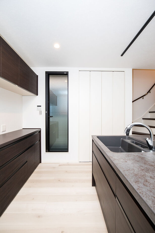 YAZAWALUMBER｜狭小特化 【敷地17坪/3階建て/ビルトインガレージ/2000万円台】狭小地にガレージも確保した、和室のある家の建築実例画像6