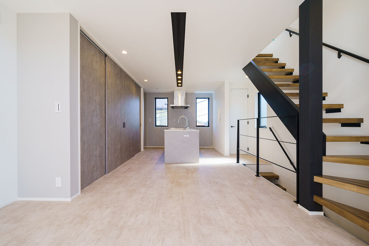 YAZAWALUMBER｜狭小特化 【敷地22坪/3階建て/2000万円台】2階リビングとひと続きのバルコニーが自慢！狭小空間を活用した家の建築実例画像2