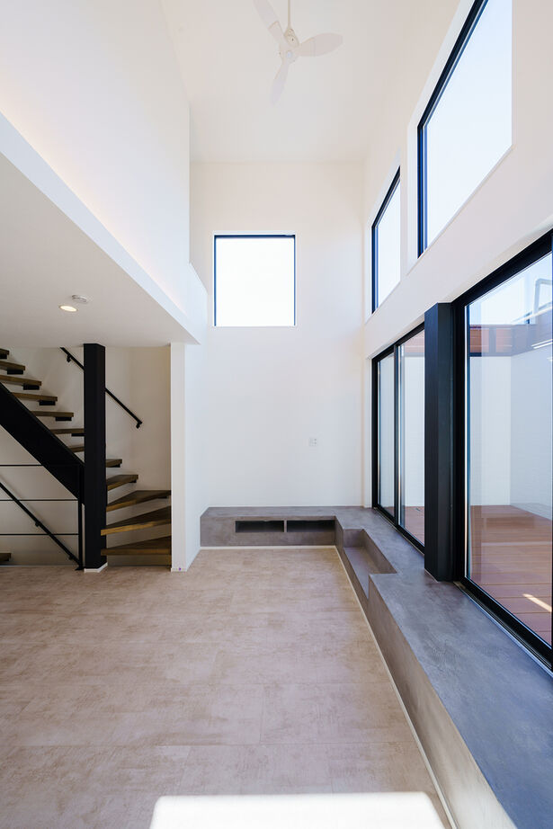 YAZAWALUMBER｜狭小特化 【敷地22坪/3階建て/2000万円台】2階リビングとひと続きのバルコニーが自慢！狭小空間を活用した家の建築実例画像4