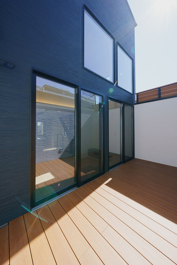 YAZAWALUMBER｜狭小特化 【敷地22坪/3階建て/2000万円台】2階リビングとひと続きのバルコニーが自慢！狭小空間を活用した家の建築実例画像5