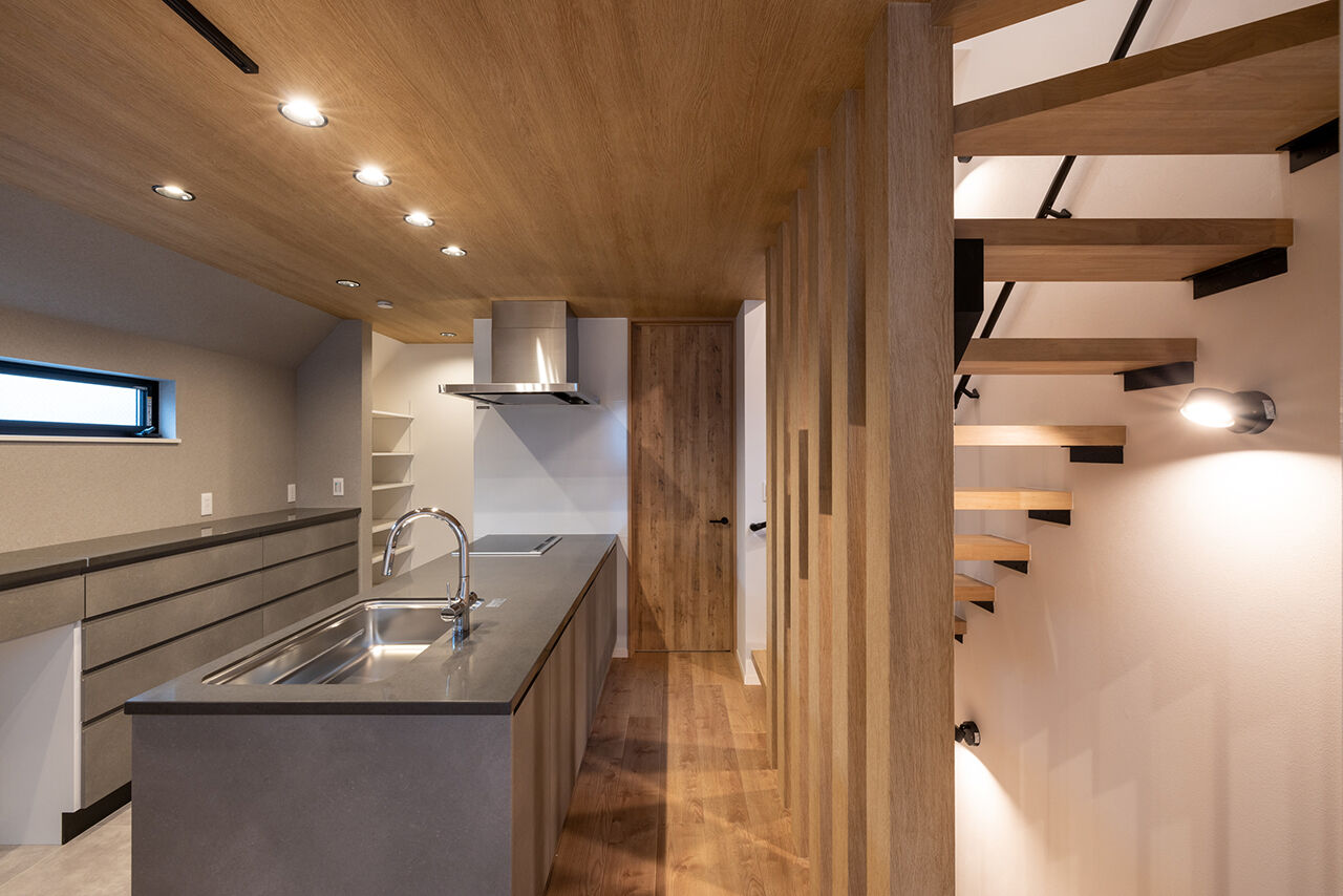 YAZAWALUMBER｜狭小特化 【敷地19坪/狭小/3階建て/ガレージ/2000万円台】デザインと機能性を追求した"素材感"のある家の建築実例画像2