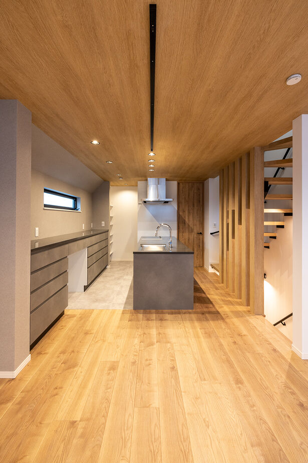 YAZAWALUMBER｜狭小特化 【敷地19坪/狭小/3階建て/ガレージ/2000万円台】デザインと機能性を追求した"素材感"のある家の建築実例画像3