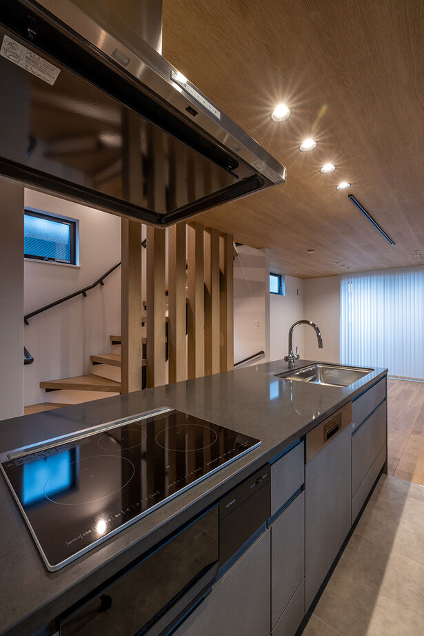 YAZAWALUMBER｜狭小特化 【敷地19坪/狭小/3階建て/ガレージ/2000万円台】デザインと機能性を追求した"素材感"のある家の建築実例画像4