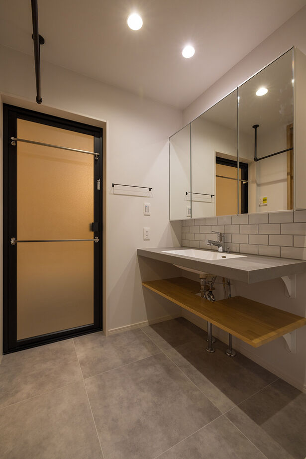 YAZAWALUMBER｜狭小特化 【敷地19坪/狭小/3階建て/ガレージ/2000万円台】デザインと機能性を追求した"素材感"のある家の建築実例画像5